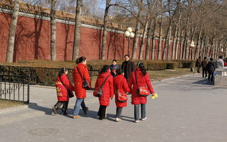  在北京，哪些街道有着著名的小吃和旅游景点？