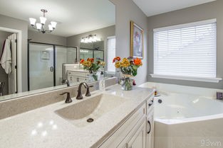  卫生间门和洗手台镜子是否可以调整位置？
