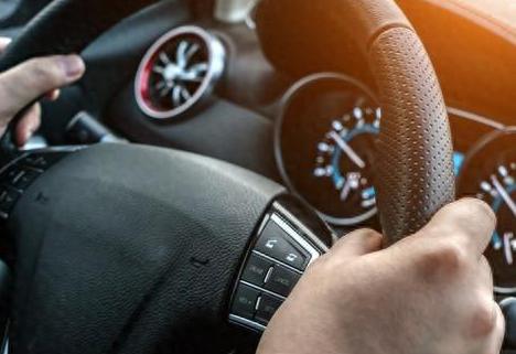 如何在狭窄道路上准确判断车轮位置并安全驾驶？