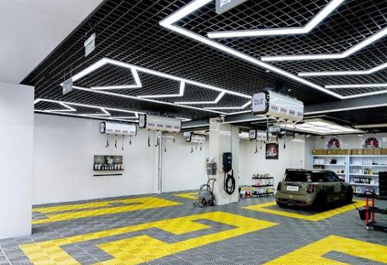 汽车保养店内景